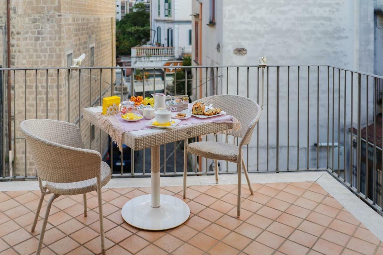Il Tulipano - Appartamento Al Centro Di Vico Equense Eksteriør billede